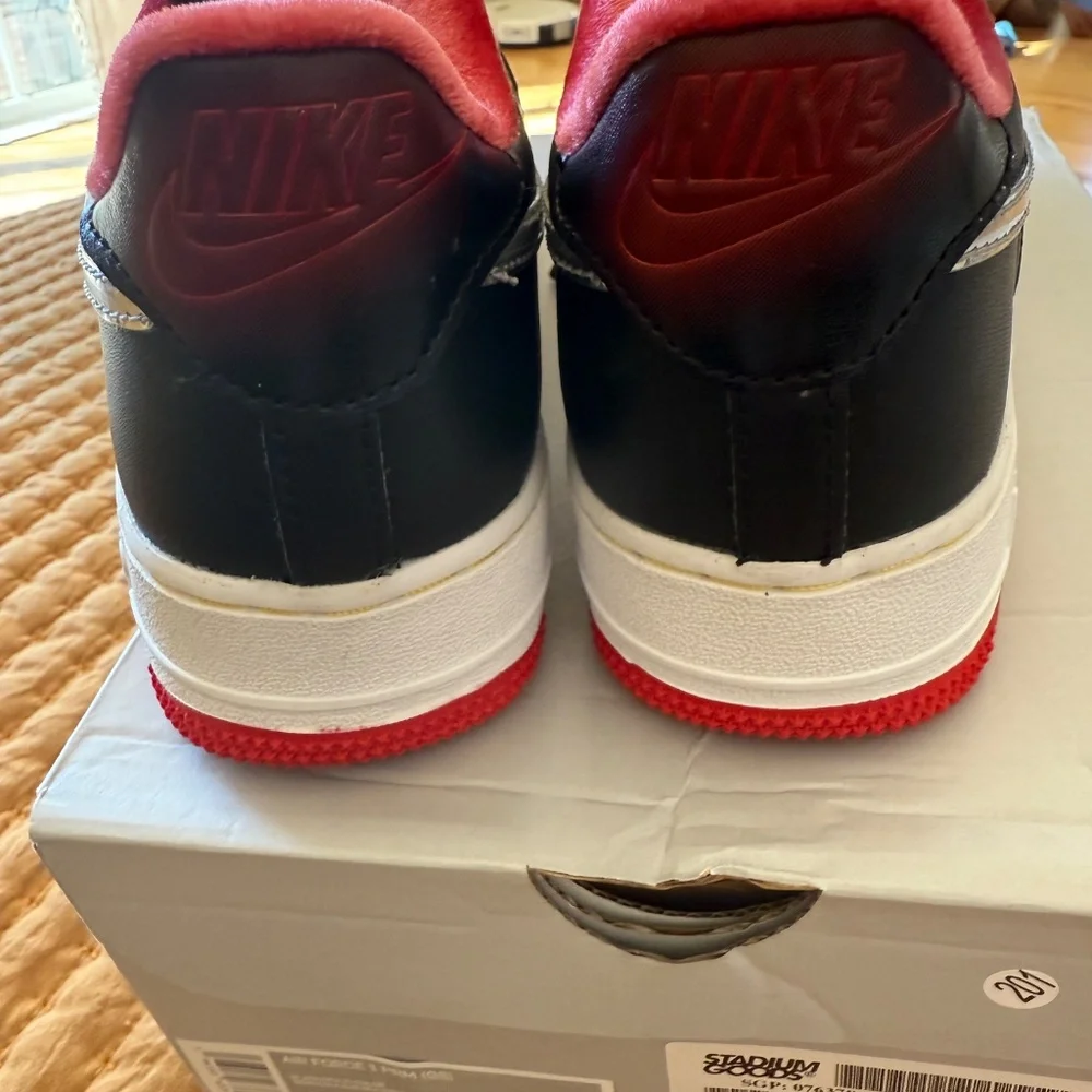 Nike Air Force 1 PRM “H-Town” – Rare Red/Black Velvet – 6.5Y / W7.5